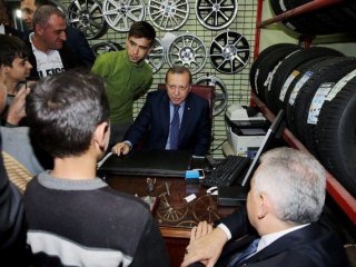 Cumhurbaşkanı'nın elini fazla sıkan berber çok pişman!