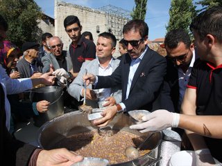 AHİD'den Ankaralılara Hacı Bayram'da aşure ikramı