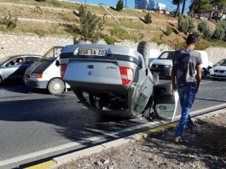Takla atan otomobilin içinden sağ çıktılar