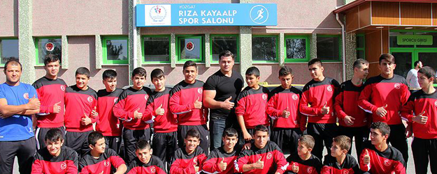 Rıza Kayaalp'ten Yozgat'ta güreş eğitimi alan sporculara yardım