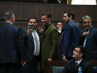 Ak Parti grubunda sürpriz isim! Selfie yarışına girdiler