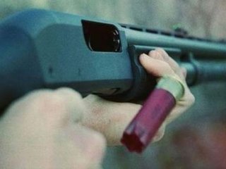 Evli kızı ile kendisine saldıran aşığını öldürdü