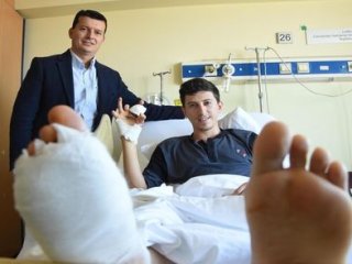 Ayaklarındaki iki parmağı eline dikildi