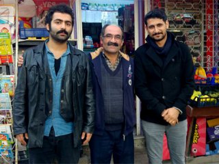 Bu bakkalda para yerine kitap geçiyor