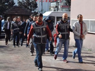 Polislere takvim yapraklı darbe mesajı