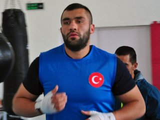 Türk rakibinden korkup maçtan çekildi!