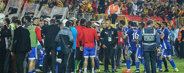 Takım sahadan çekildi maç yarıda kaldı