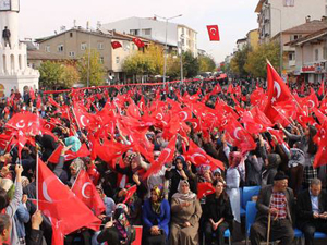 Bingöl'de bayrağını alan sokaklara döküldü