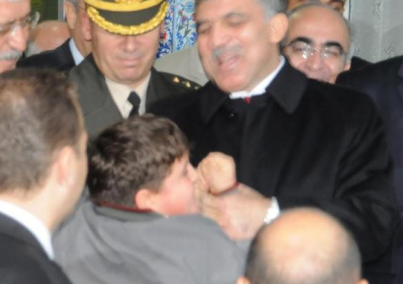 Gül'e sarılan çocuk PKK'ya katıldı!