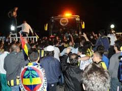 Fenerbahçe Trabzon'da tepkiyle karşılandı