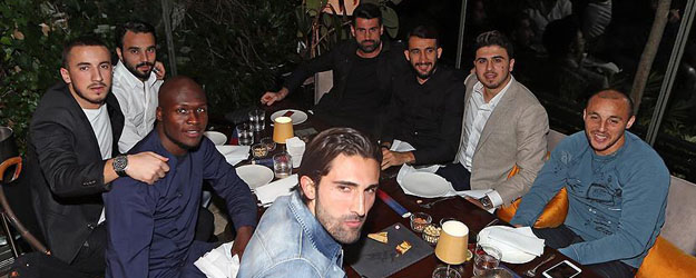 Fenerbahçeli futbolcular yemekte buluştu