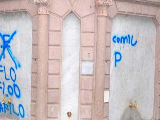 Tarihi çeşmeyi sprey boyayla tahrip ettiler