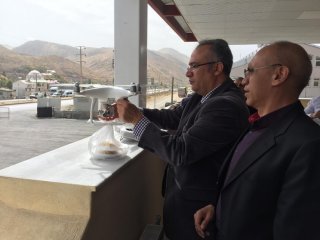 Nöbetteki köy korucularına ’drone’ ile tatlı gönderildi