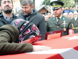 Şehit Polat Özbek'in eşi yürek burktu