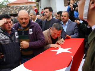 Şehit oğlunu asker selamı ile uğurladı