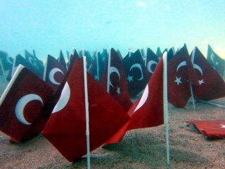 Muğla'da dalgıçlar denizaltında 93. yılı kutladı!