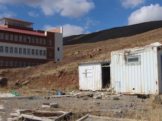 Okulun yanındaki uyuşturucu yuvasına velilerden tepki!