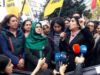 İzinsiz yürüyüş yapan HDP'li gruba polis müdahalesi