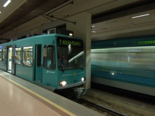 Afişler metroyu durdurdu