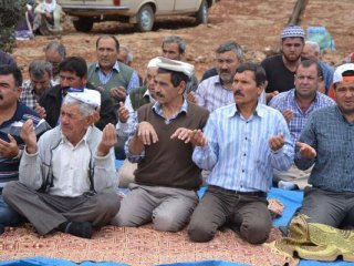 Yağmur duası sırasında sevindiren yağış