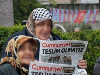 Cumhuriyet'in eyleminde 'başörtü' tiyatrosu
