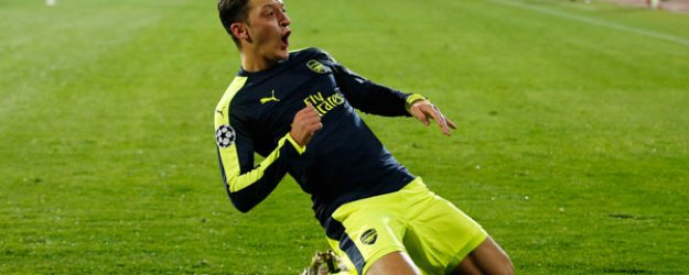 Almanya’da yılın milli futbolcusu Mesut Özil seçildi!
