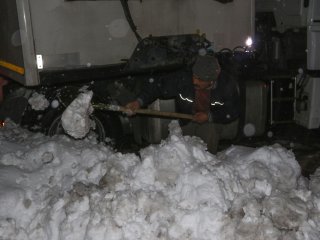 Ağrı-Iğdır karayolu kar yüzünden trafiğe kapandı