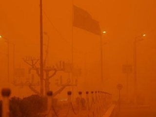 Kum fırtınası her şeyi yuttu