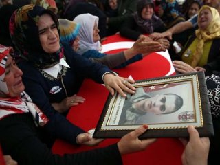 Şehit annesi: Oğlum o kadar minyondu ki kamuflaj bol geliyordu