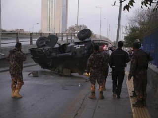 Ankara'da zırhlı polis aracı üst geçitten düştü