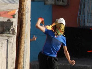 Polise atıyordu! Elinde patladı