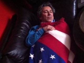 Can Dündar Amerikan bayrağına sarıldı