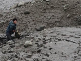 Gölet çekildi, balıkları elleriyle yakaladılar