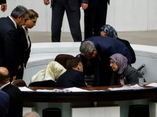 Meclis'te bir anda yere düştü!