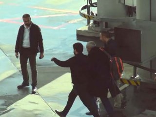 Ülkeye girer girmez gözaltına alındı