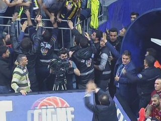 Fenerbahçe-Galatasaray derbisinde olay!