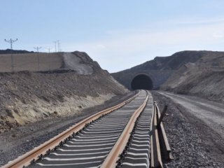 Asrın Projesi’nde raylar döşeniyor