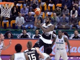 Kartal son saniyede kanatlandı