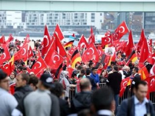 Avrupalı Türkler meydanlara iniyor