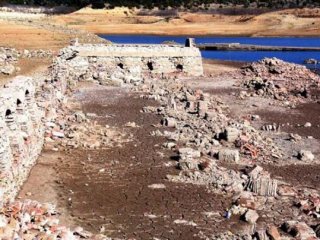 Muğla'da 3 asır köy suların çekilmesiyle ortaya çıktı