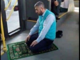 Şoför otobüsü sağa çekip namaza durdu