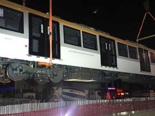 Üsküdar-Ümraniye-Çekmeköy metrosu vagonları raylara indirildi