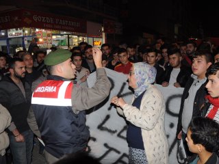 İzmir'de vatandaşlar terörist cenazesine tepki gösterdi!