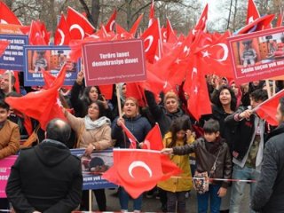 Avrupa'daki Türkler meydanlara döküldü