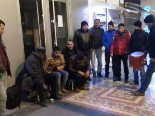 Dondurucu soğuğa rağmen 48 saattir bekliyorlar