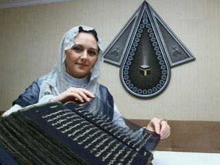 Kuran'ı eliyle ipeğin üzerine yazdı