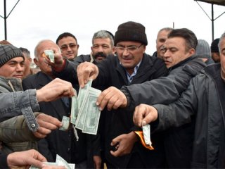 Besiciler dolarları ateşe verdi