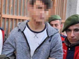 Namaz kılan ağabeyini bıçakladı