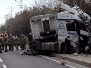 Askeri araç ile TIR çarpıştı