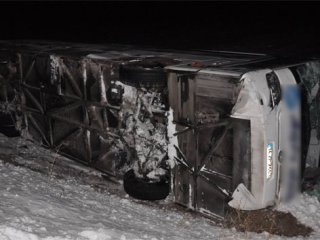 Buzlu yolda trafik kazası: 33 yaralı